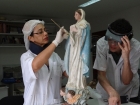 Restauradores executando trabalho de recuperação da imagem de NOssa Senhora do Desterro