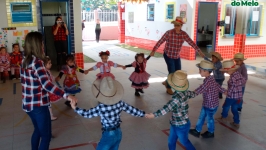 Danças, música e comida típica marcaram a Festa Julina no CEI