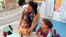 Alunos e Servidores são presenteados com bombons em véspera da Páscoa